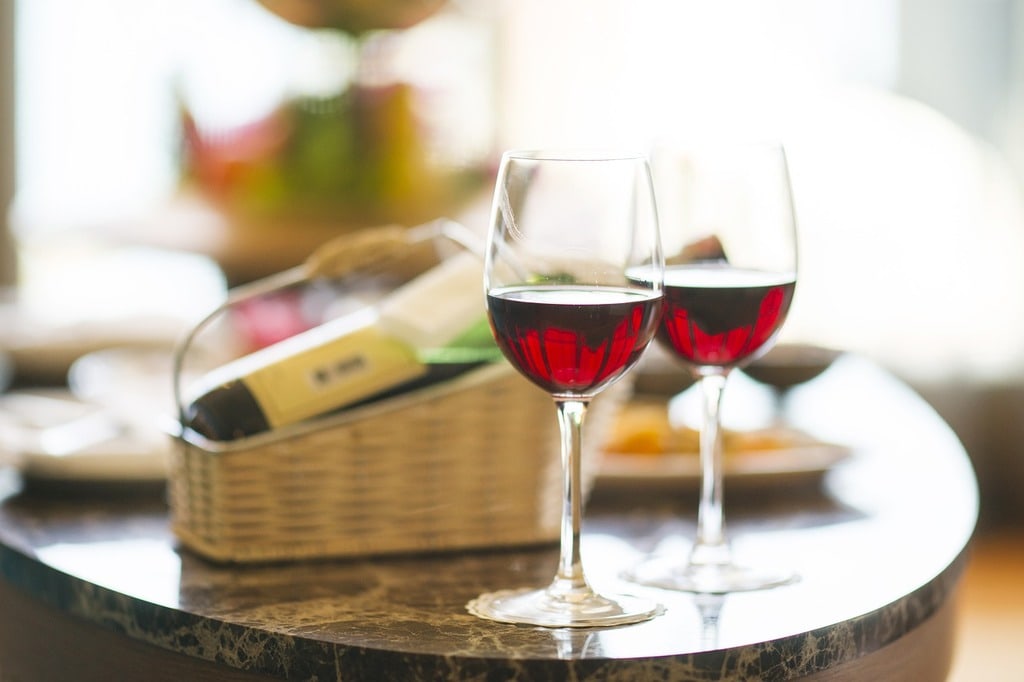 Partager un verre de vin est un moment de convivialité